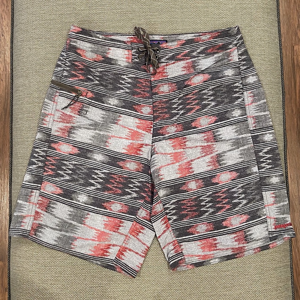 NWOT Men’s Gray & Red Patagonia Board Shorts Size 33